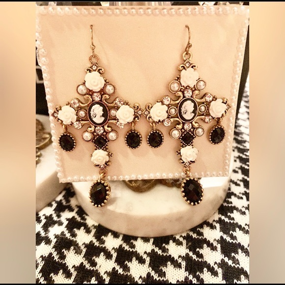 Accessories - ❤️ SVI COUTURE ❤️ Cameo Dangly Earrings